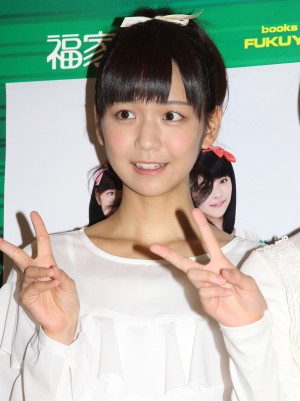 フォトブック発売記念握手会イベントを行ったJuice＝Juice・宮崎由加