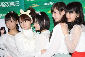 フォトブック発売記念握手会イベントを行ったJuice＝Juice