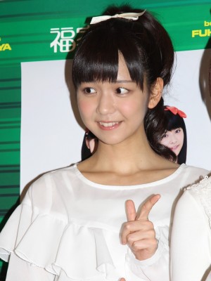 フォトブック発売記念握手会イベントを行ったJuice＝Juice・宮崎由加