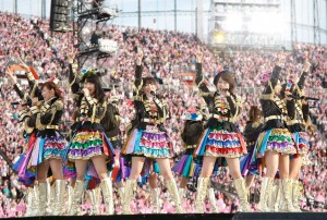 国立競技場で初の単独ライブを行ったAKB48　（写真：29日単独公演の模様）
