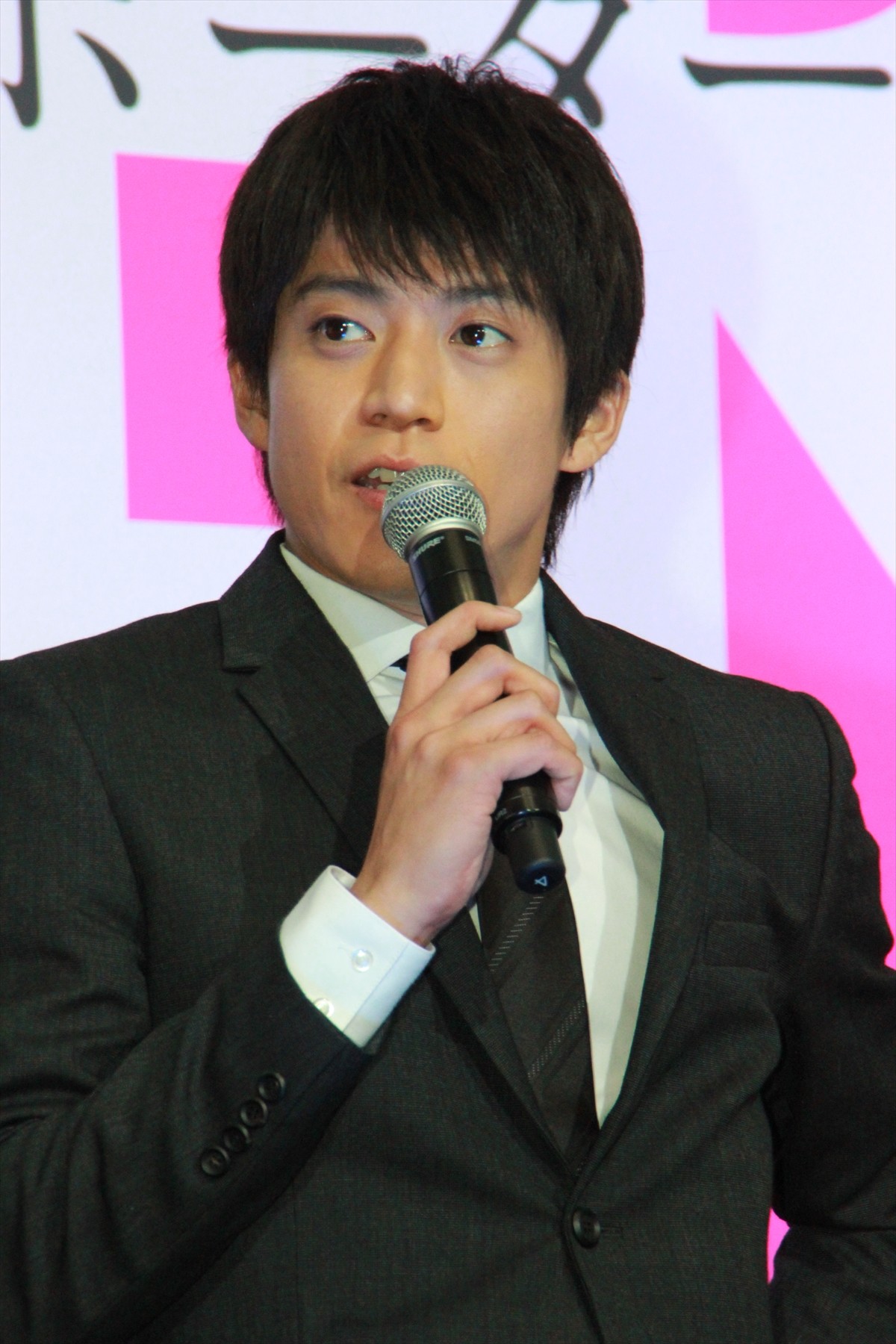 小栗旬、青木崇高との仲良しぶりに共演者から嫉妬？　波瑠「疎外感を感じてます」
