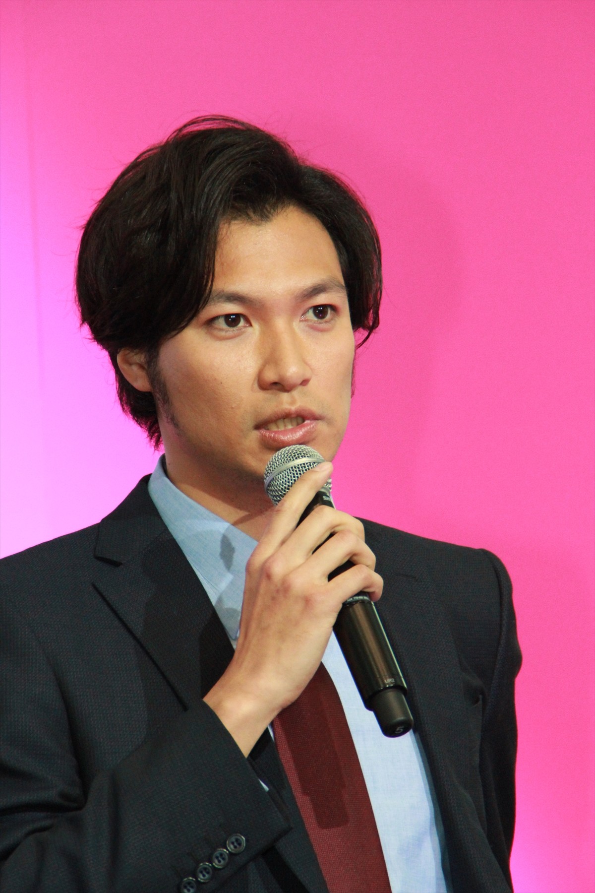 小栗旬、青木崇高との仲良しぶりに共演者から嫉妬？　波瑠「疎外感を感じてます」