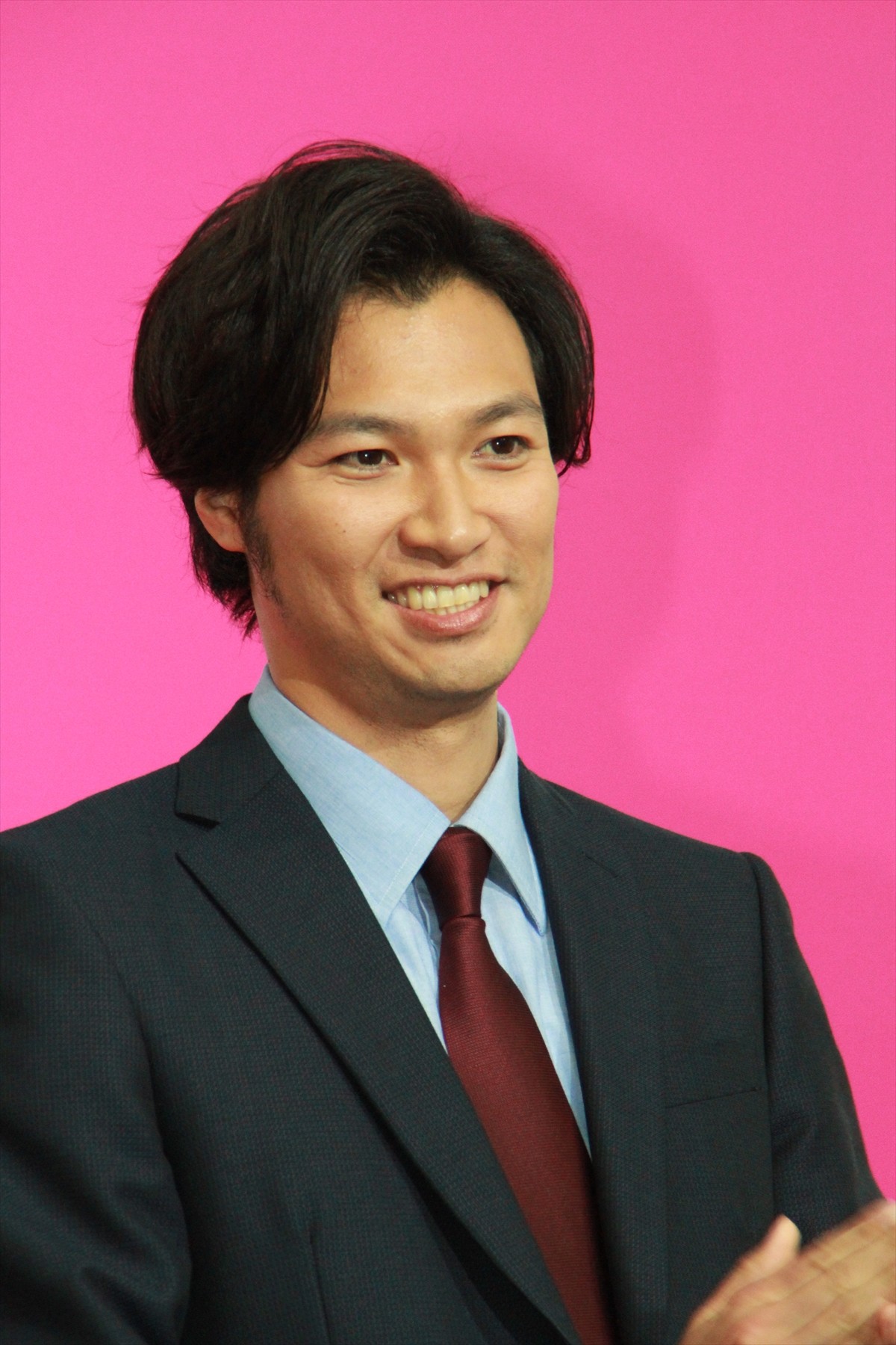 小栗旬、青木崇高との仲良しぶりに共演者から嫉妬？　波瑠「疎外感を感じてます」