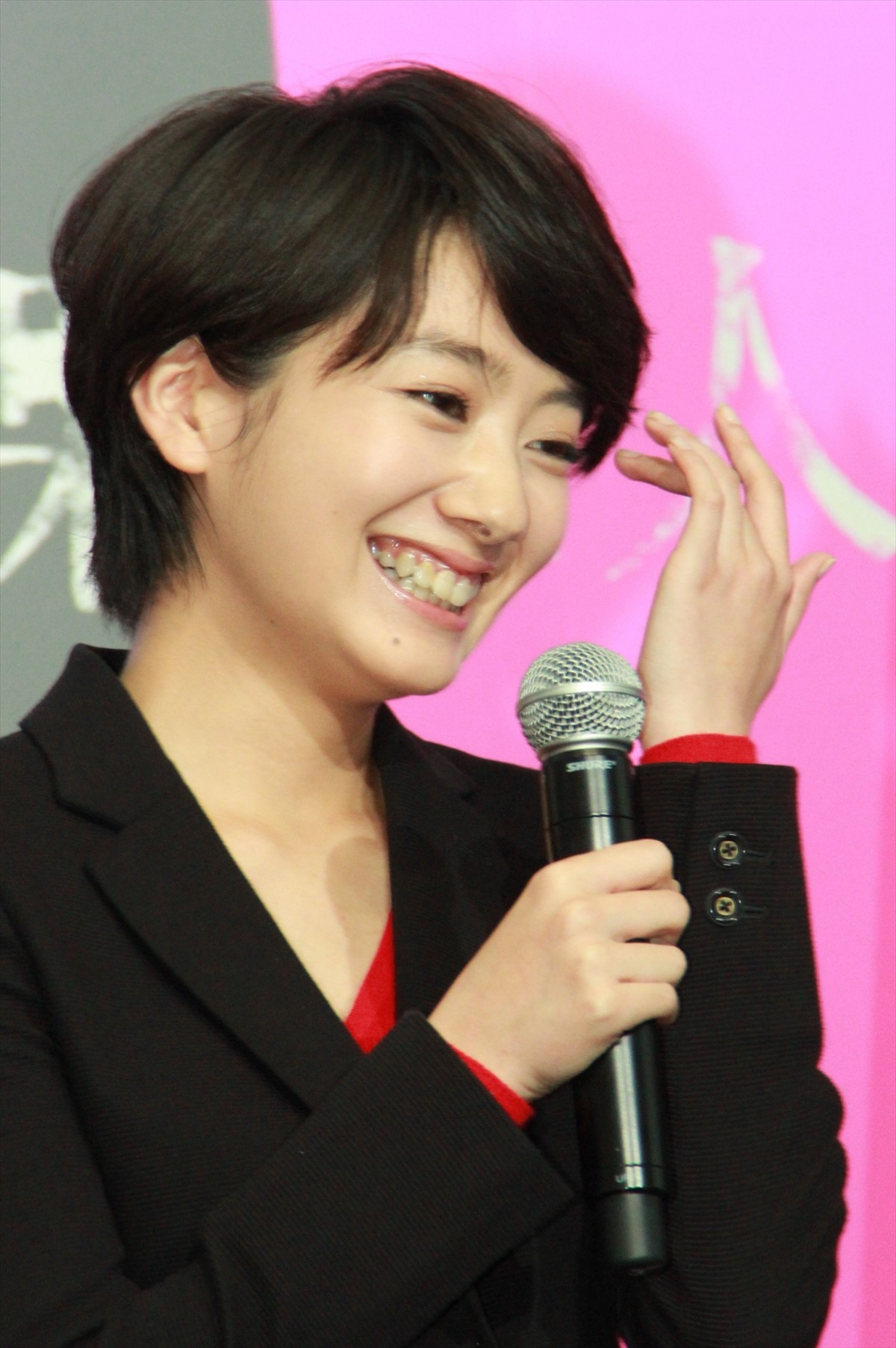小栗旬、青木崇高との仲良しぶりに共演者から嫉妬？　波瑠「疎外感を感じてます」