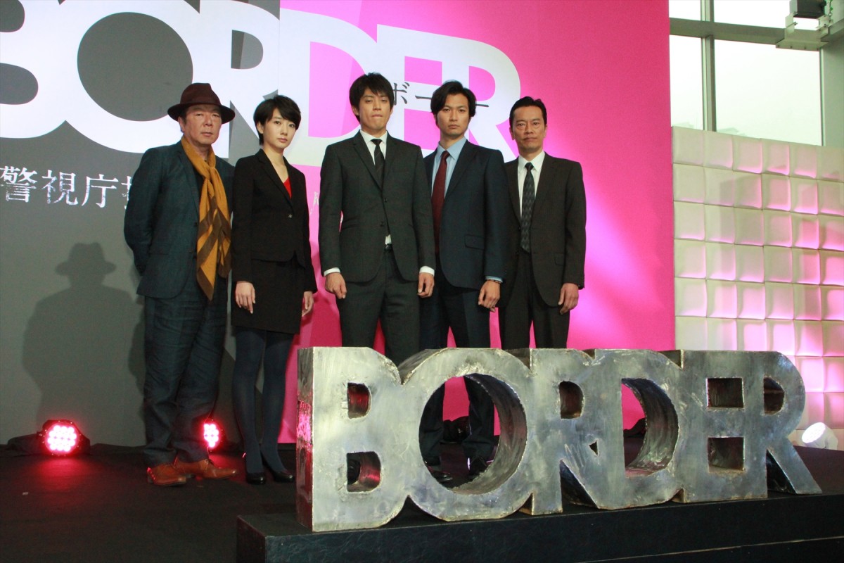 小栗旬、青木崇高との仲良しぶりに共演者から嫉妬？　波瑠「疎外感を感じてます」