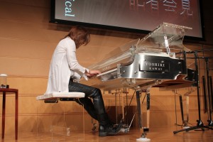 YOSHIKI、ワールドツアー発表記者会見に登場