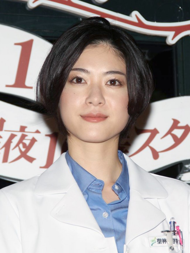 『アリスの棘』完成披露試写会に白衣姿で登場した、上野樹里