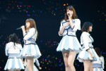 新体制となったNMB48が初お披露目（中左：HKT48兼任の村重杏奈、中右：AKB48兼任の柏木由紀）
