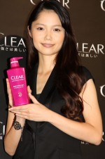 宮崎あおい、新ヘアケアブランド『クリア』CM発表会にて