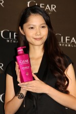 宮崎あおい、新ヘアケアブランド『クリア』CM発表会にて