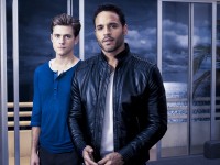 人気声優・羽多野渉が、新人FBI捜査官マイク役（左）に挑む！