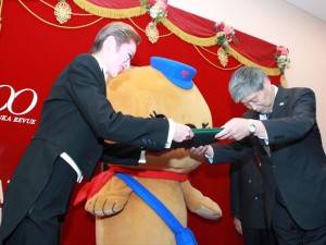 蘭寿とむ、宝塚歌劇100周年記念切手発行に笑顔