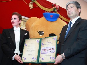 蘭寿とむ、宝塚歌劇100周年記念切手発行に笑顔