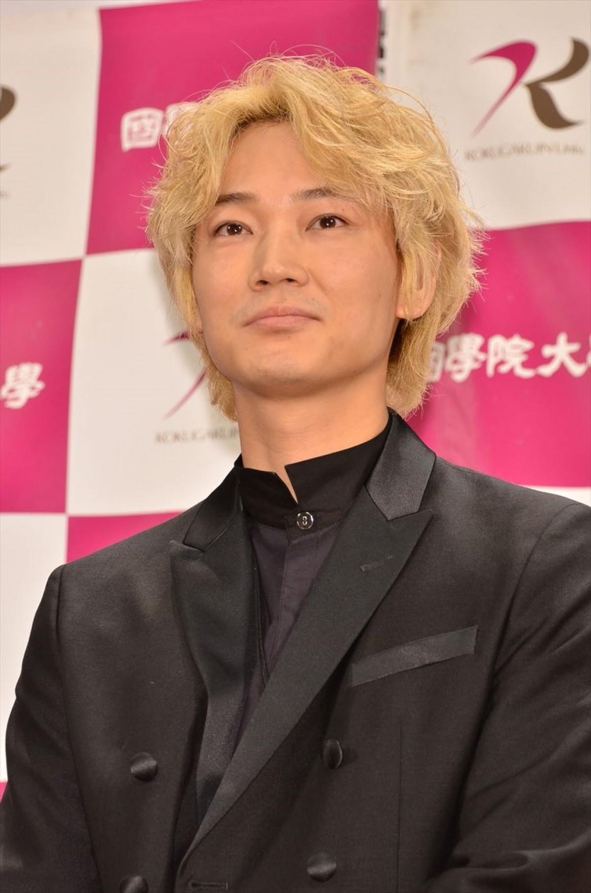 綾野剛「やばいですね」、サプライズ発表にタジタジ　主演作が映画祭に出品決定