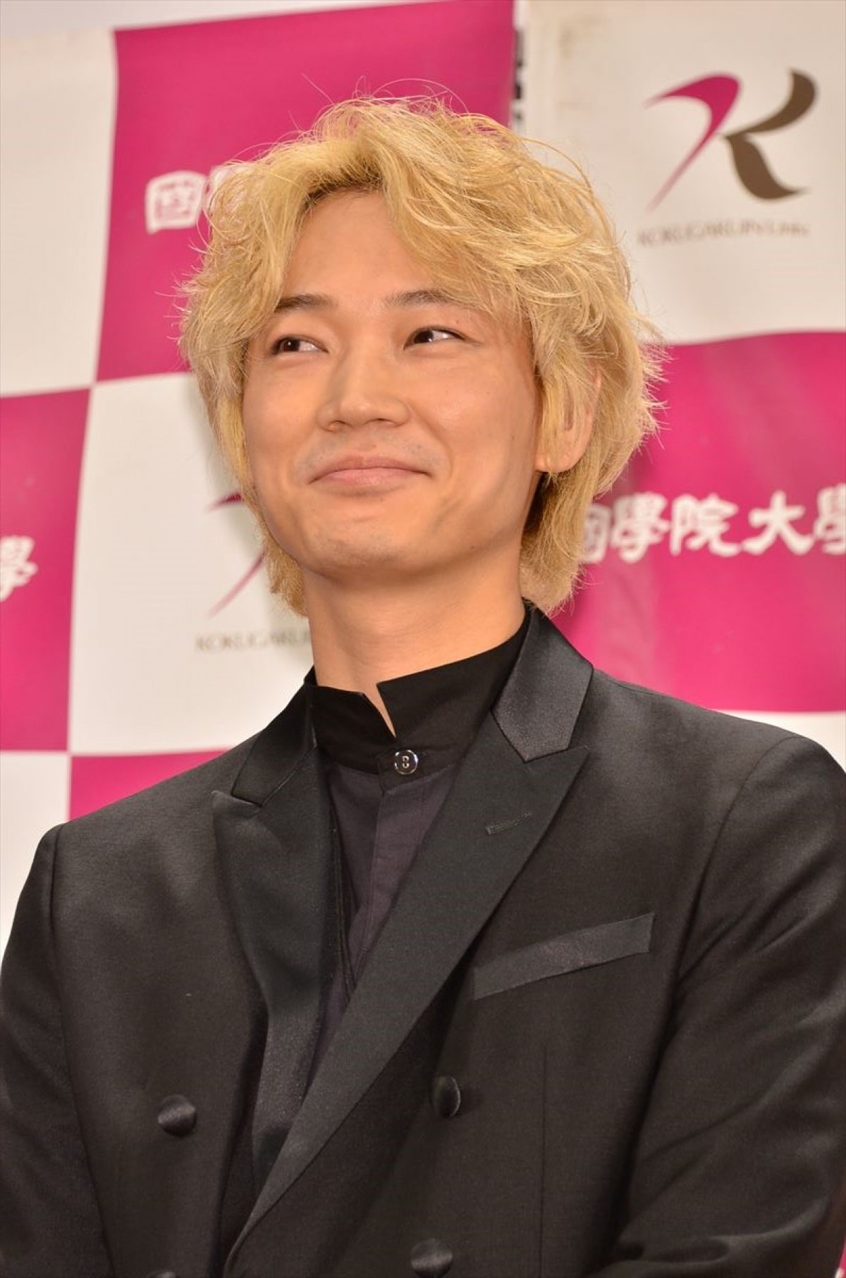 綾野剛「やばいですね」、サプライズ発表にタジタジ　主演作が映画祭に出品決定