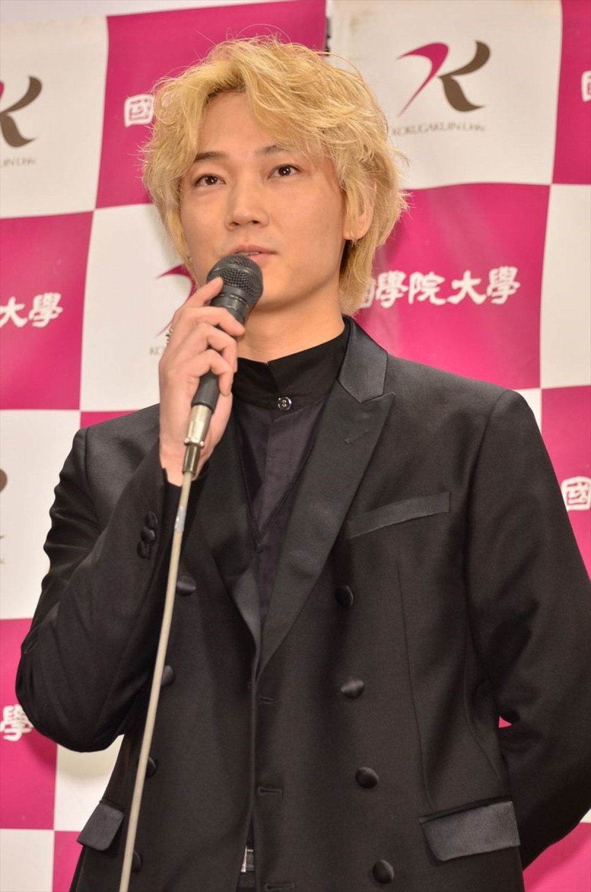 綾野剛「やばいですね」、サプライズ発表にタジタジ　主演作が映画祭に出品決定