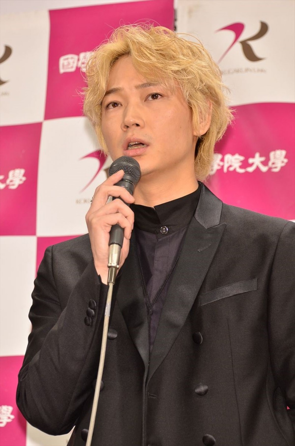 綾野剛「やばいですね」、サプライズ発表にタジタジ　主演作が映画祭に出品決定