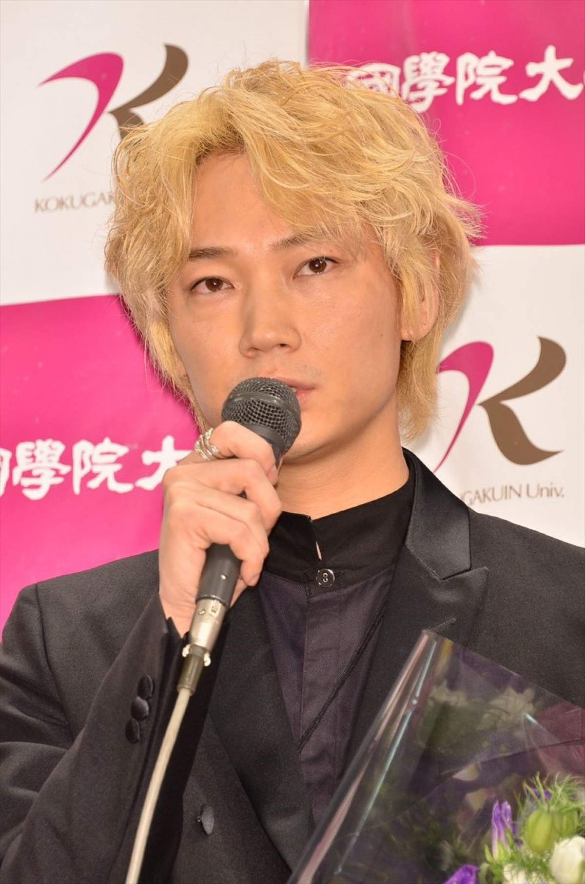 綾野剛「やばいですね」、サプライズ発表にタジタジ　主演作が映画祭に出品決定