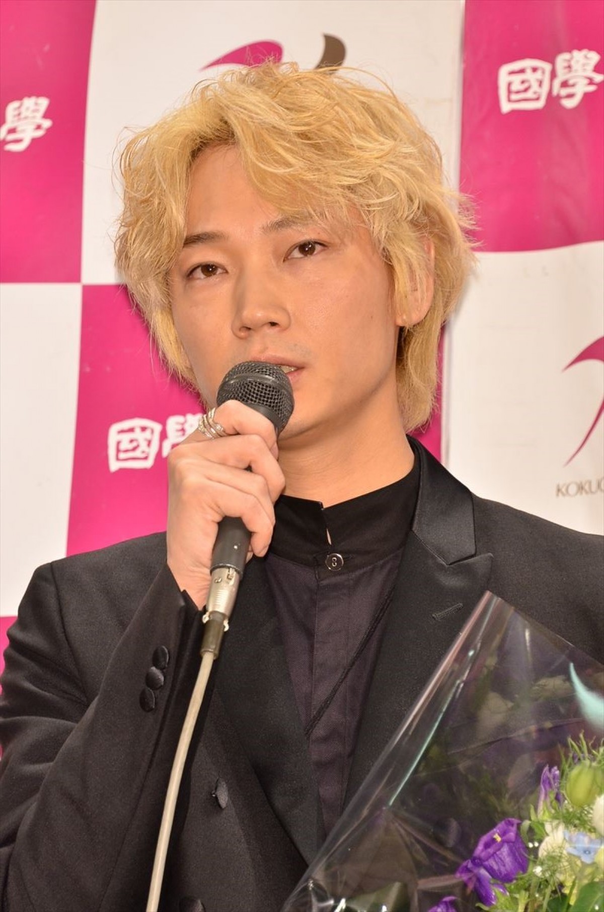 綾野剛「やばいですね」、サプライズ発表にタジタジ　主演作が映画祭に出品決定