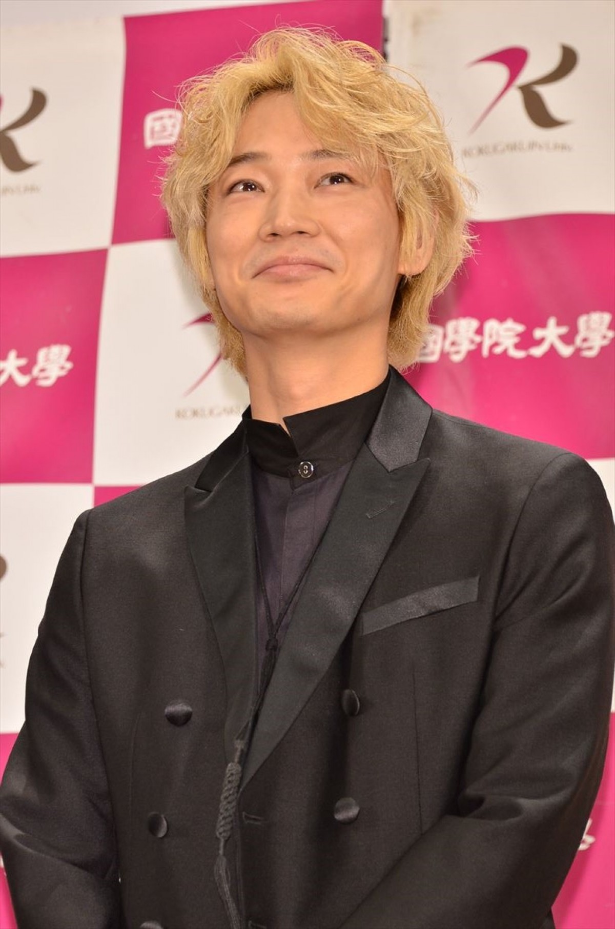 綾野剛「やばいですね」、サプライズ発表にタジタジ　主演作が映画祭に出品決定