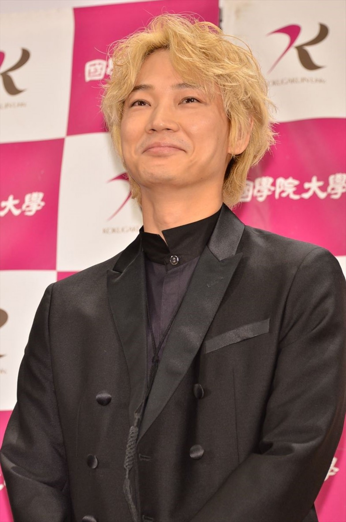 綾野剛「やばいですね」、サプライズ発表にタジタジ　主演作が映画祭に出品決定