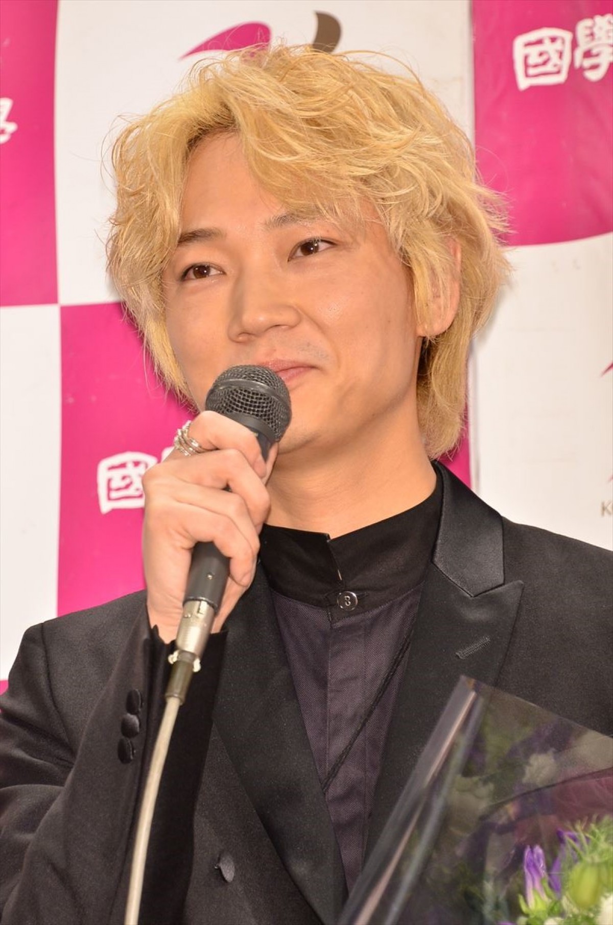 綾野剛「やばいですね」、サプライズ発表にタジタジ　主演作が映画祭に出品決定