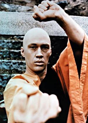 『燃えよ！カンフー』の映画化でバズ・ラーマンが監督か？（※写真は『燃えよ！カンフー』場面写真）