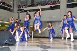 56枚目のシングル『時空（とき）を超え 宇宙（そら）を超え／Password is 0』リリースイベントを行ったモーニング娘。’14