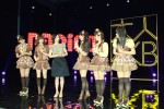 「大人AKB48」メンバー披露に登場した渡辺麻友、島崎遥香、川栄李奈、小嶋真子、大和田南那と、「大人AKB」メンバーに選ばれた塚本まり子