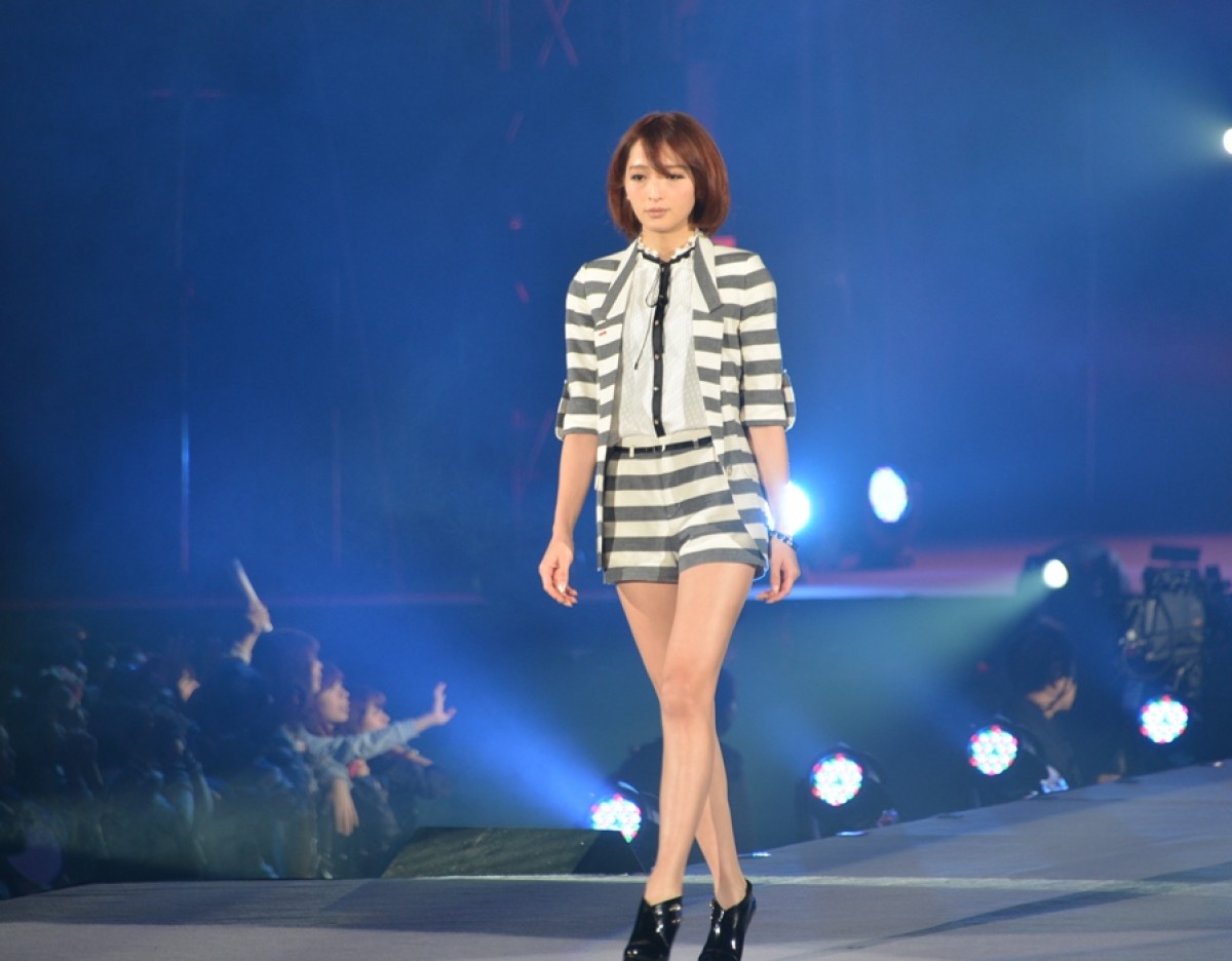 トップバッター・菜々緒、胸元チラリ！山田優らもマリンルックで登場！＜GirlsAward 2014春夏＞