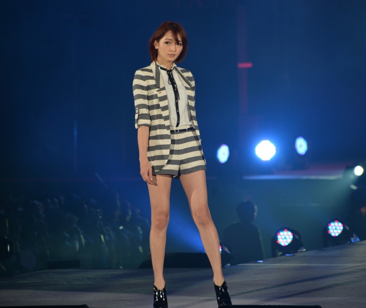 トップバッター・菜々緒、胸元チラリ！山田優らもマリンルックで登場！＜GirlsAward 2014春夏＞