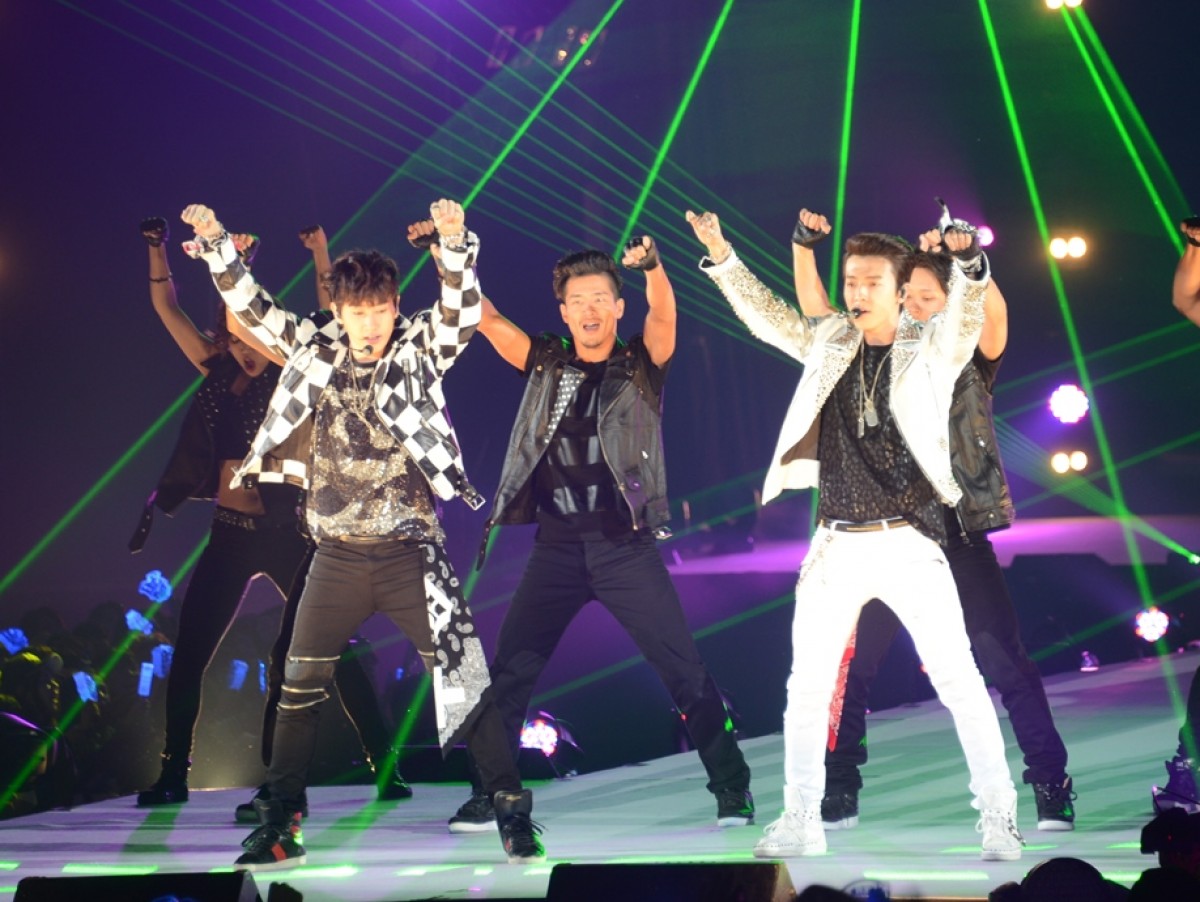 SUPER JUNIOR ドンへ＆ウニョク、ノリノリパフォーマンスで魅了！　＜GirlsAward 2014春夏＞