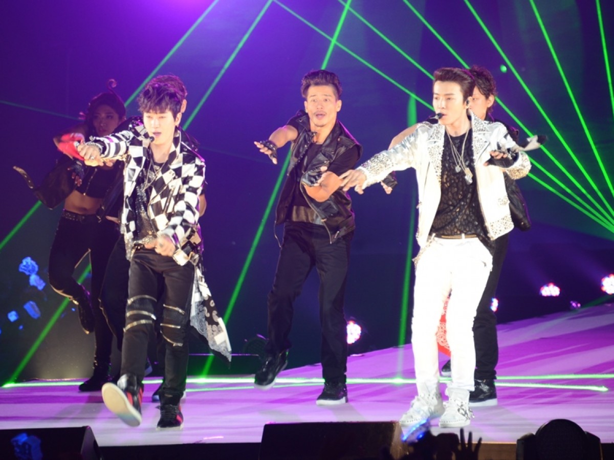 SUPER JUNIOR ドンへ＆ウニョク、ノリノリパフォーマンスで魅了！　＜GirlsAward 2014春夏＞