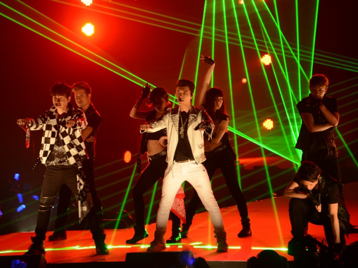 SUPER JUNIOR ドンへ＆ウニョク、ノリノリパフォーマンスで魅了！　＜GirlsAward 2014春夏＞