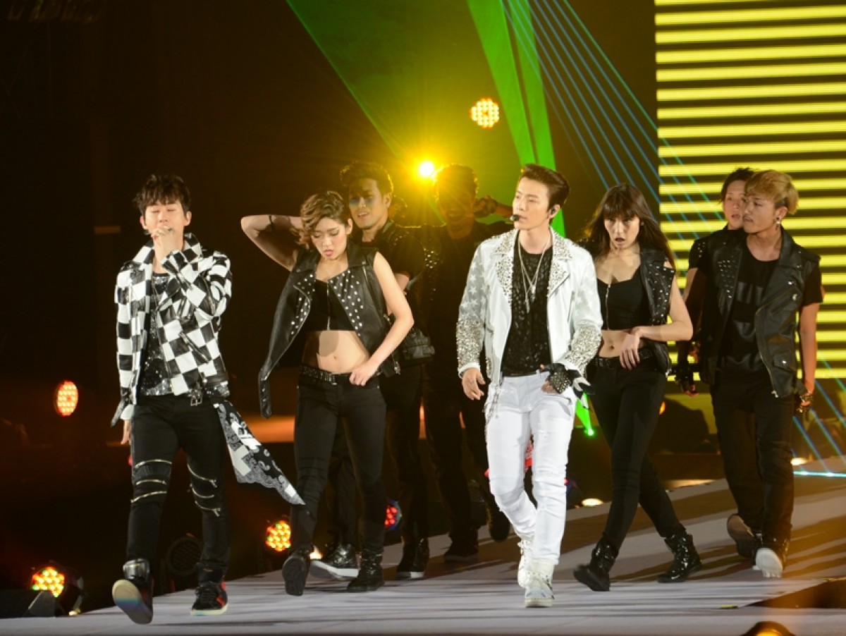 SUPER JUNIOR ドンへ＆ウニョク、ノリノリパフォーマンスで魅了！　＜GirlsAward 2014春夏＞