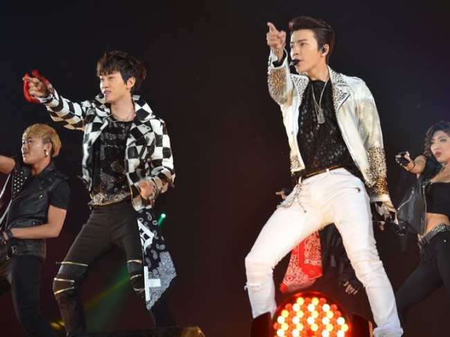 ＜GirlsAward 2014春夏＞でライブパフォーマンスを披露した「SUPER JUNIOR　DONGHAE ＆ EUNHYUK」