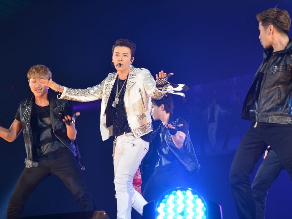 SUPER JUNIOR ドンへ＆ウニョク、ノリノリパフォーマンスで魅了！　＜GirlsAward 2014春夏＞