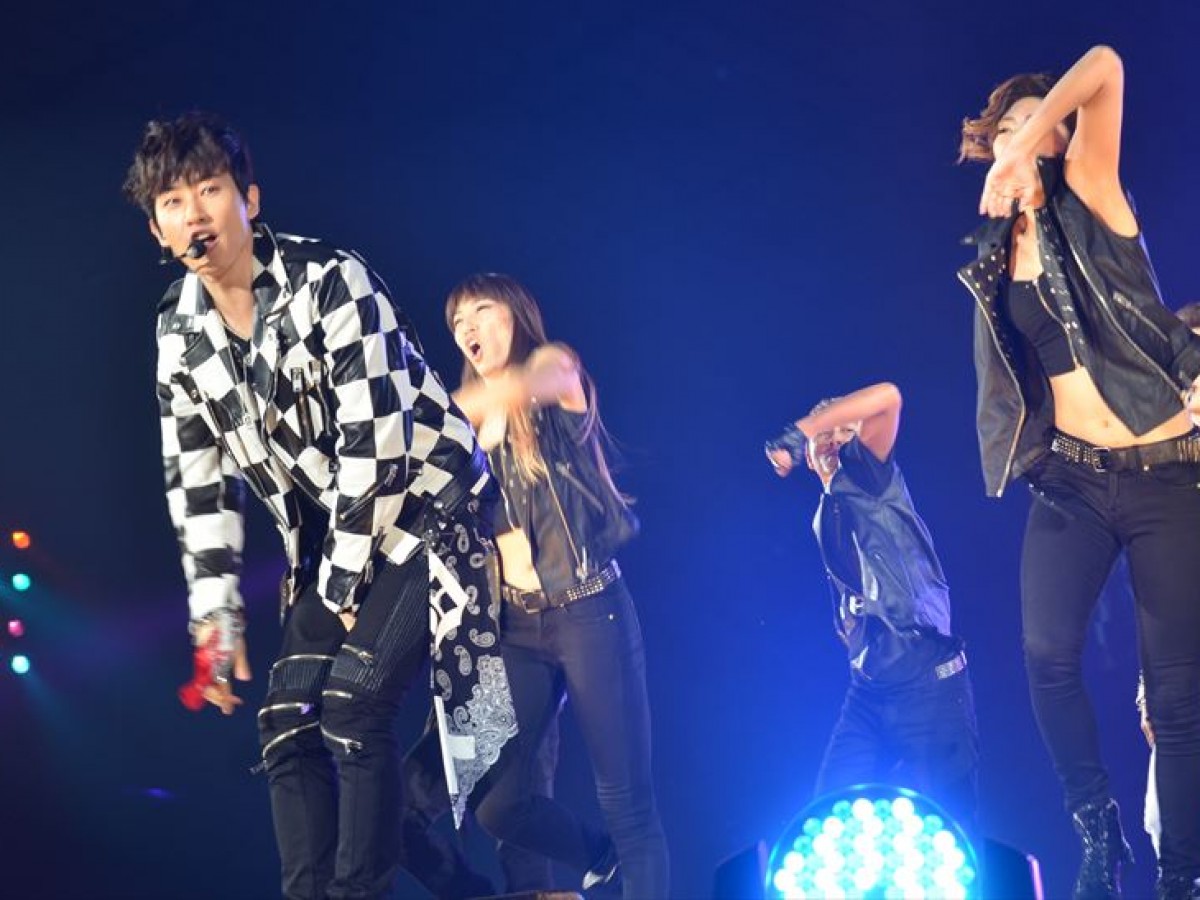 SUPER JUNIOR ドンへ＆ウニョク、ノリノリパフォーマンスで魅了！　＜GirlsAward 2014春夏＞