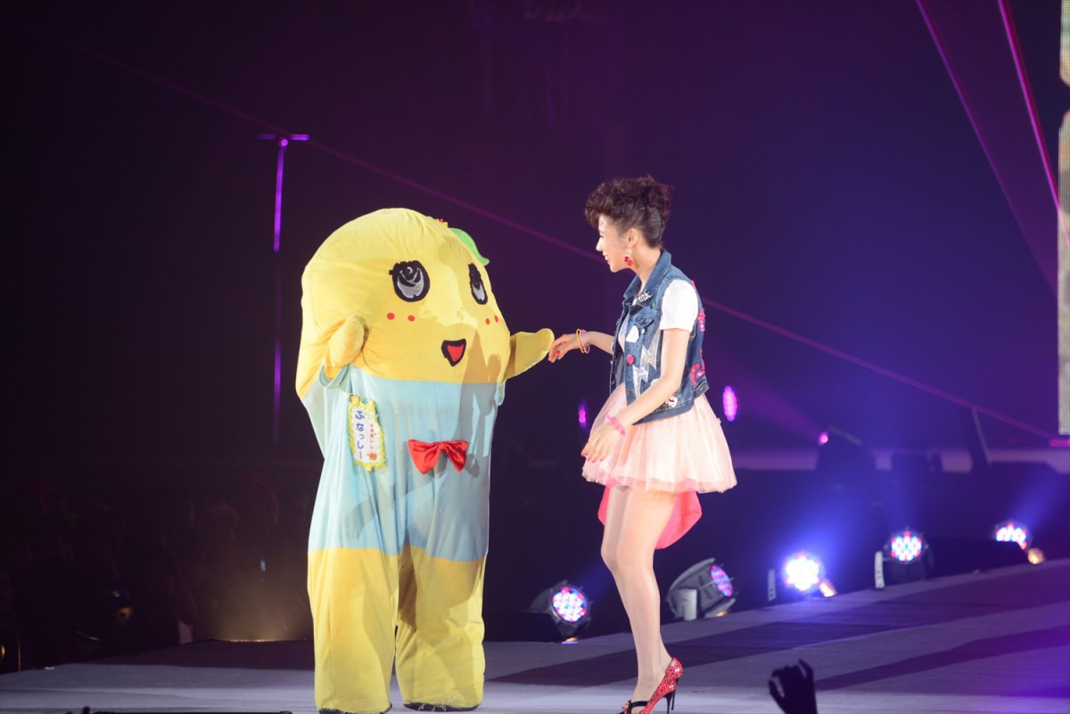 ふなっしー暴走封印!? 仲里依紗とランウェイを仲良く闊歩＜GirlsAward 2014春夏＞