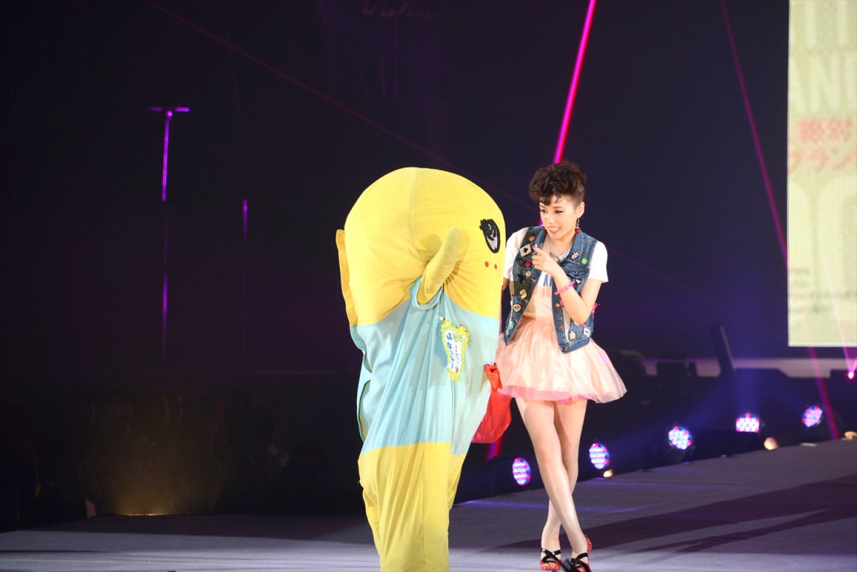 ふなっしー暴走封印!? 仲里依紗とランウェイを仲良く闊歩＜GirlsAward 2014春夏＞