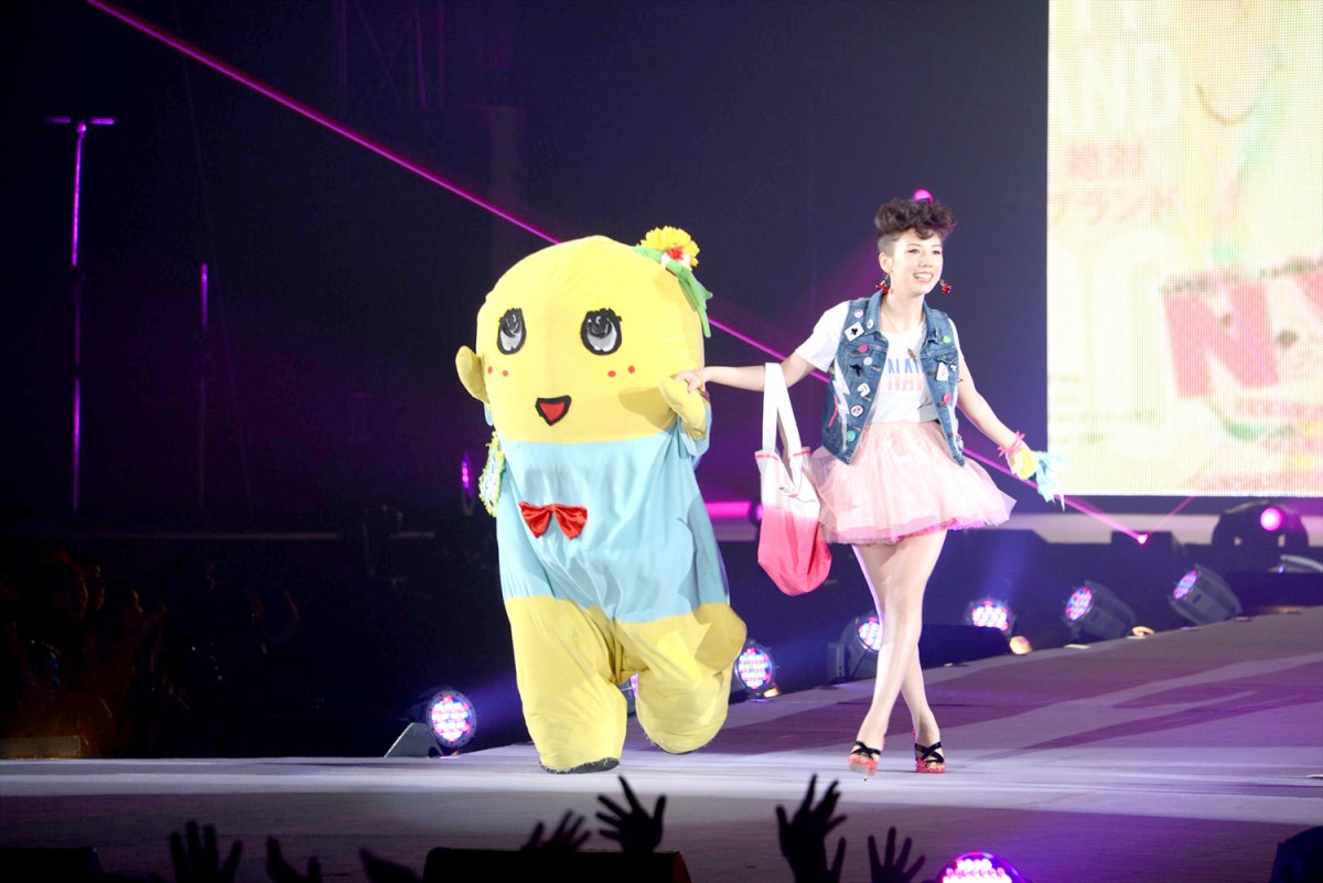 ふなっしー暴走封印!? 仲里依紗とランウェイを仲良く闊歩＜GirlsAward 2014春夏＞