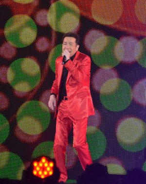 ファッション＆音楽イベント「GirlsAward」にサプライズ登場した田原俊彦