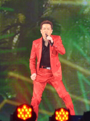 ファッション＆音楽イベント「GirlsAward」にサプライズ登場した田原俊彦