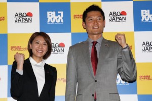 記者会見に出席した浅尾美和と朝日健太郎