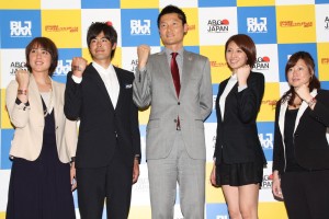 記者会見に出席した浅尾美和と朝日健太郎