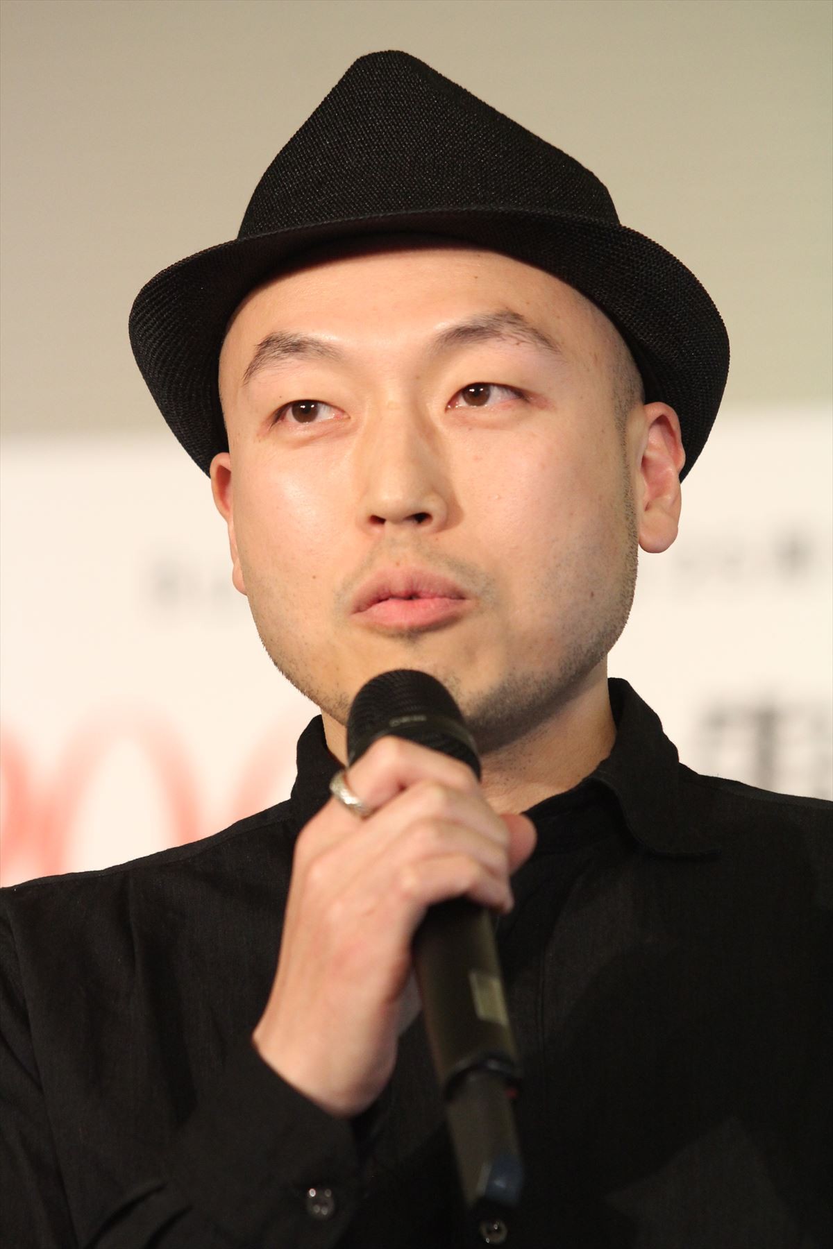 前田敦子、初舞台でも余裕の笑顔!? 蜷川幸雄に「違う世界へ連れてって！」