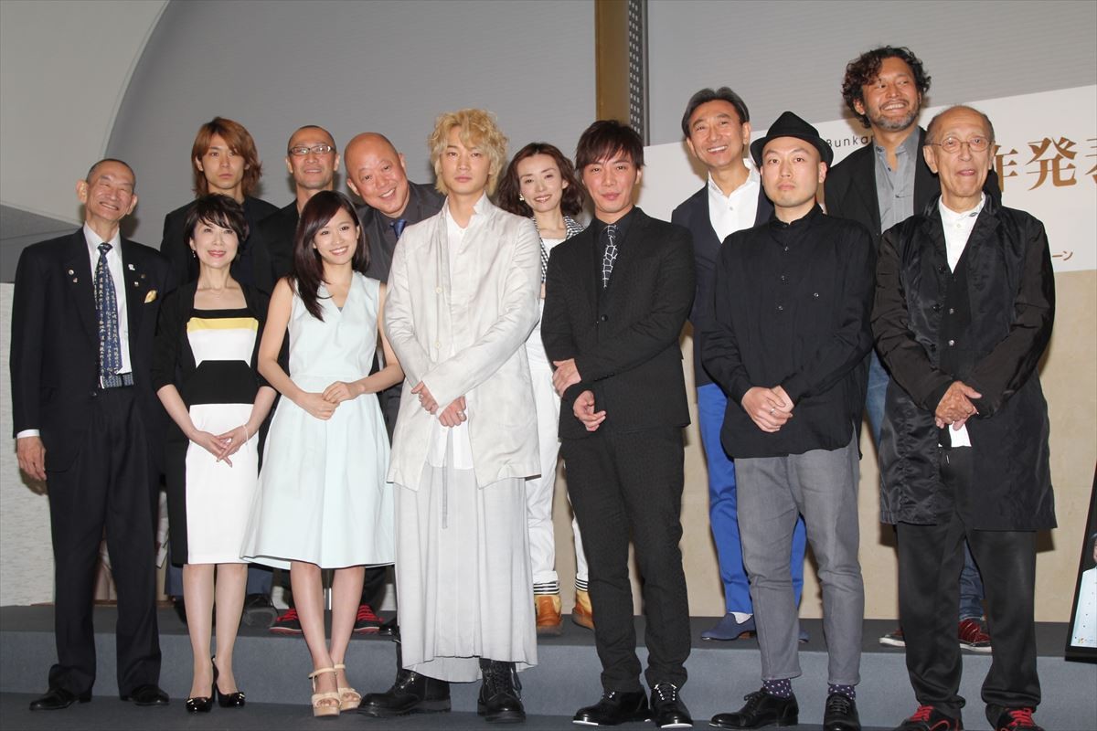 前田敦子、初舞台でも余裕の笑顔!? 蜷川幸雄に「違う世界へ連れてって！」