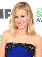 『アナと雪の女王』クリステン・ベル、砂まみれのヌードを披露