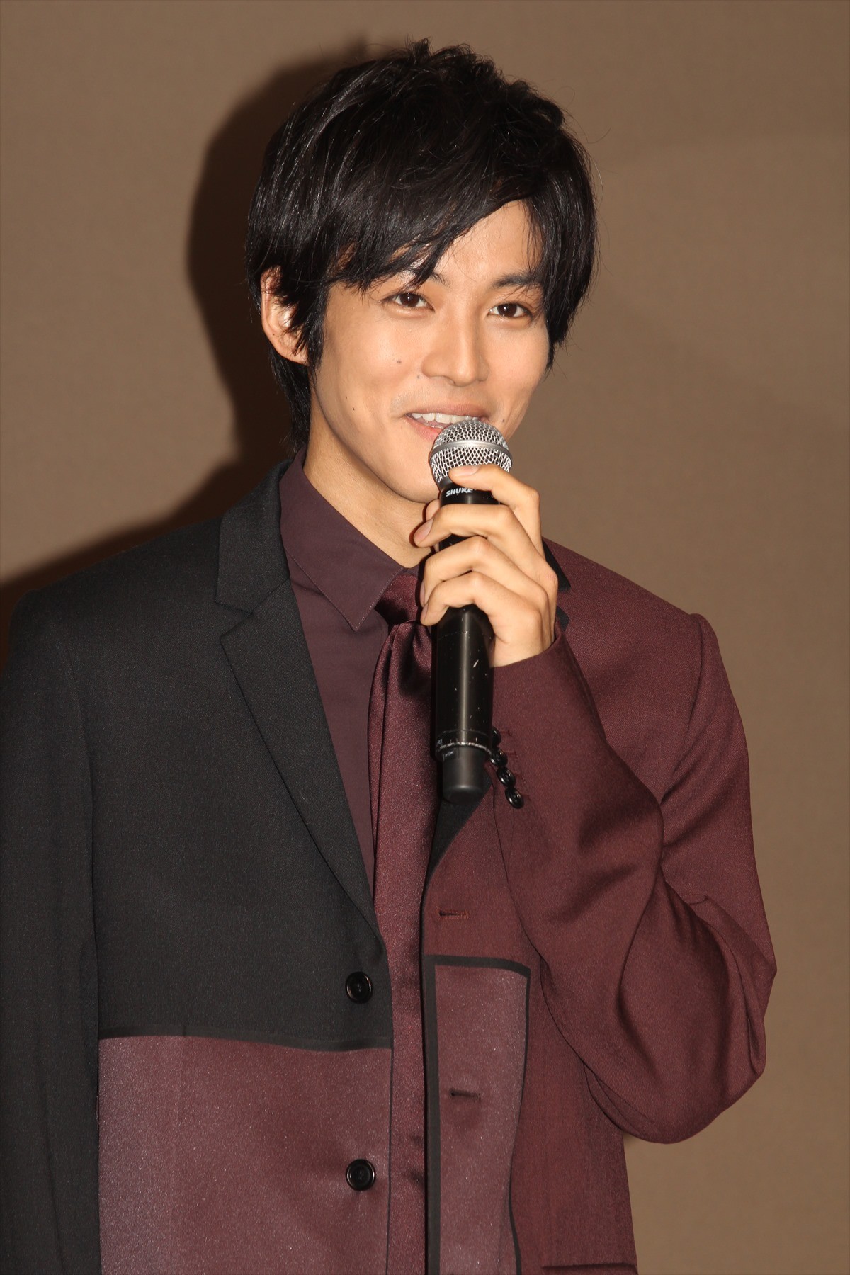松坂桃李、「ルーブルの廊下で寝る」綾瀬はるかの自由奔放な姿に驚く