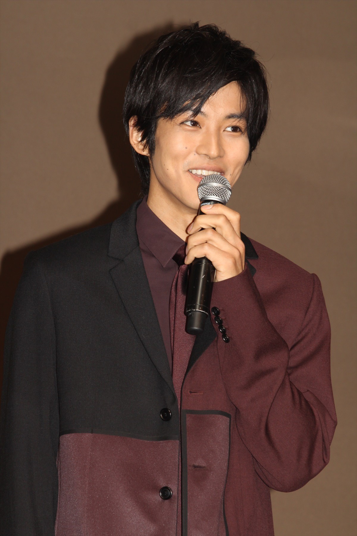 松坂桃李、「ルーブルの廊下で寝る」綾瀬はるかの自由奔放な姿に驚く